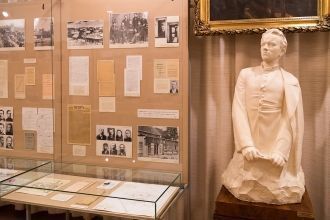 Экспозиция начинается с рассказа о молод