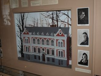 Но сам Дом рабочих был неузнаваемо перес