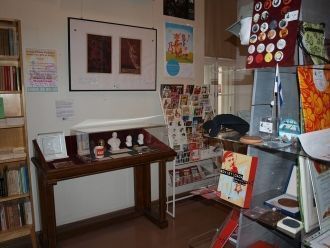 На выходе из музея работает сувенирная л