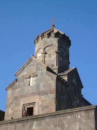 Церковь стоит на холме над городом.