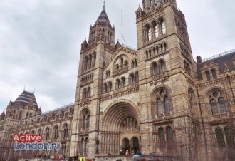 Интерьеры, как и фасад здания, выдержаны