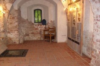 На башню ведёт узкий ход, ширина которог