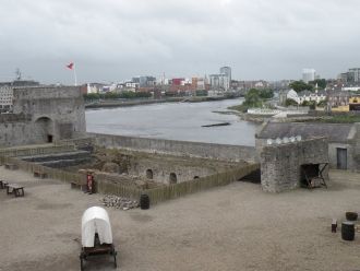 С другой стороны реки, куда можно добрат