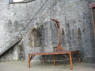 По внутреннему двору замка расставлены р