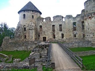 От замка сохранились два корпуса, соедин