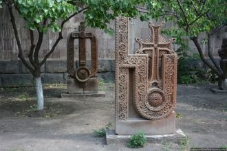 В абрикосовом саду у церкви установлены 