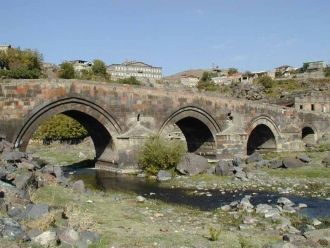 Мост начала XVIII века в селе Ошакан.