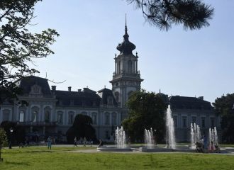 До сих пор на территории дворца проходят