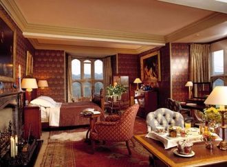 15 спален и 14 ванных комнат замка имеют