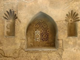 Внутренние галереи украшены цветочными д