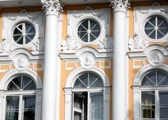 В скульптурно-орнаментальном оформлении 