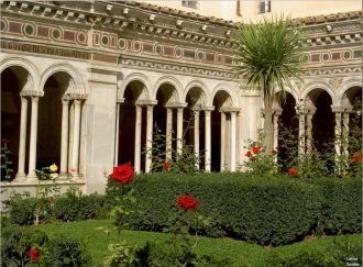 Клуатр - изящный дворик, в котором в кон