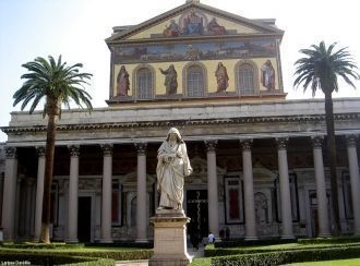 Перед собором статуя Апостола Павла с ме