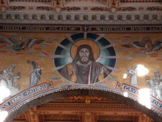 С внутренней стороны фасада, над триумфа