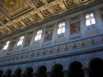 Вверху, над колоннами, расположены мозаи