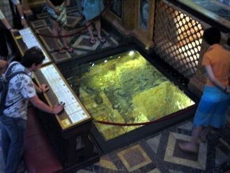 В центре Базилики, под Папским престолом