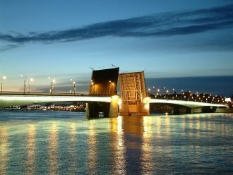 Выстроенный в 1965 году мост Александра 