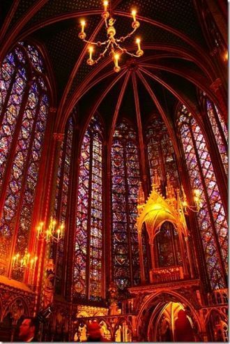 Сводчатые потолки, башенки-пинакли, шпил