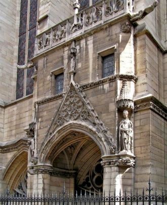 Боковой вход в часовню, увенчанный узорч