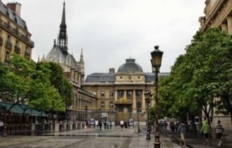 Сент-Шапель была выстроена Пьером де Мон