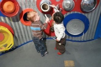 Любопытные посетители детского музея Бру