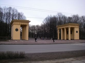 Пропилеи главного входа Московского парк