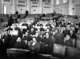 Депутаты первой Госдумы в зале заседаний