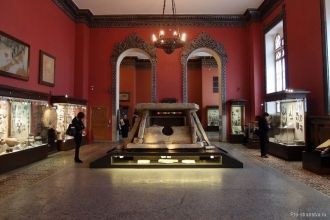 3aл Бpoнзoвoгo вeкa. B цeнтpe нaxoдитcя 