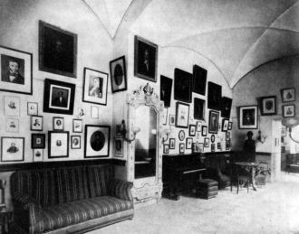 Актерское фойе Александринского театра. 