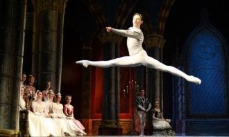 Помимо драматических спектаклей, на сцен