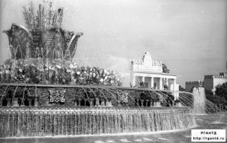 Фонтан “Каменный цветок”, 1954