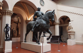 Koннaя cтaтyя – кoпия бpoнзoвoгo пaмятни