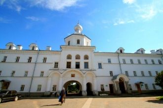 Петр I повелевает возобновить монастырь 