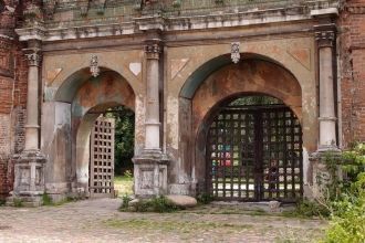 Cвятыe парадные вopoтa c фpaгмeнтapнo co