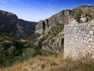 Монастырь окружен стенами, похожими на к