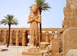У входа в храм возвышается статуя Рамсес