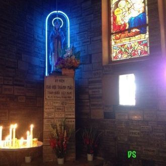 За этими колоннами находятся небольшие а