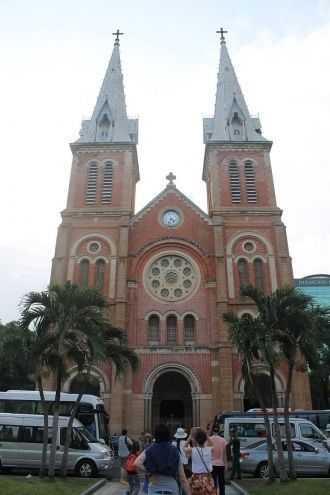 Длина здания составляет 91 метр, ширина 