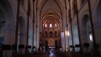 Внутри собора стоят 6 пар колонн, символ