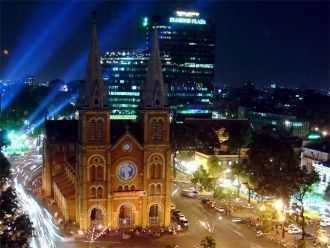 Главный фасад здания украшают две башни,