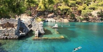 Стоит он в бухте, в где сливаются два мо