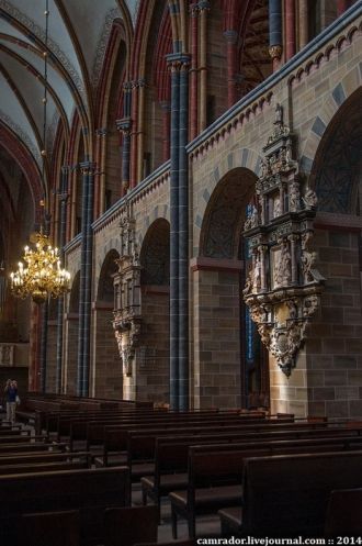 Внутри храм очень красивый.