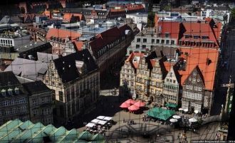 На колокольне высотой 98 метров имеется 