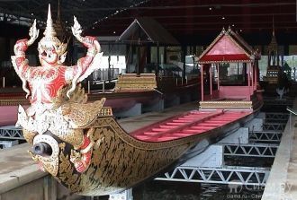 В музее королевских лодок в Бангкоке выс