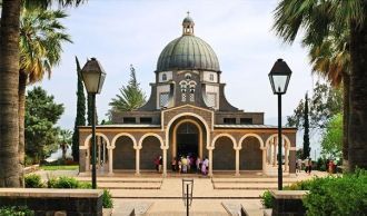 На территории храма есть гостиница для п