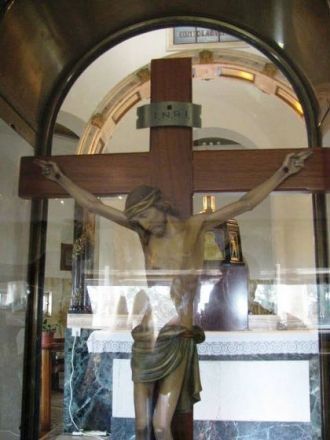 На церковных витражах записаны восемь за