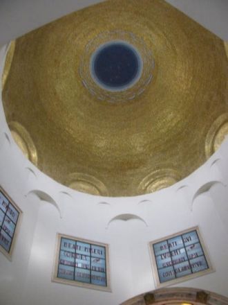 Рядом – ухоженный и красивый сад. С холм