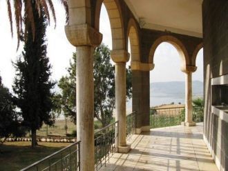 Найти церковь не сложно, видна она издал