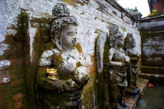 Существует история,что пещеру выковырял 