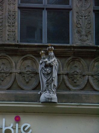 Согласно легенде, от налетов союзническо